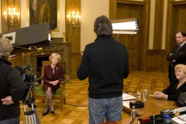 Nežinomo autoriaus nuotraukoje: kuriant dokumentinį filmą; centre - ponia Alma Adamkienė Nežinomo autoriaus nuotraukoje: kuriant dokumentinį filmą; centre - ponia Alma Adamkienė